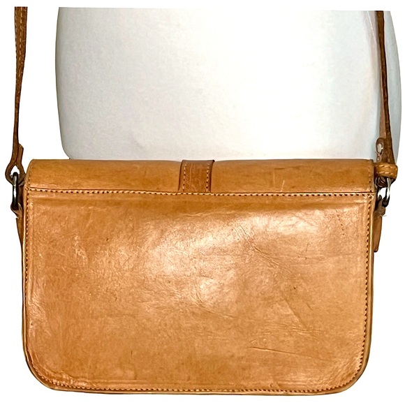 AMERICAN WEST Tooled Crossbody Bag Silver Tone Engraved Flap Over Magnetic Snap - Picture 4 of 10